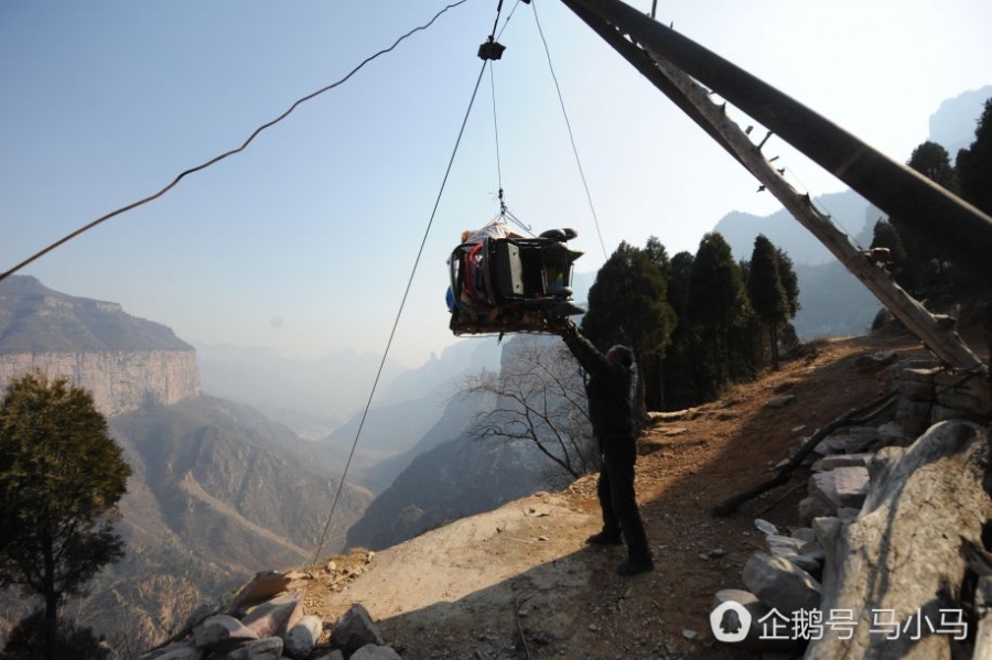 Деревня на утесе в провинции Шаньси: всё поставляется при помощи троса