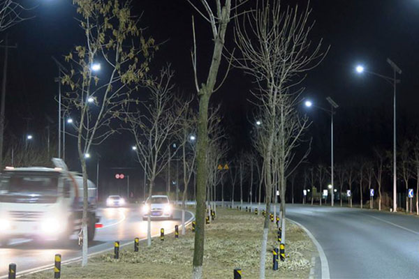Энергосберегающие фонари освещают улицы пекинского района Хуайжо