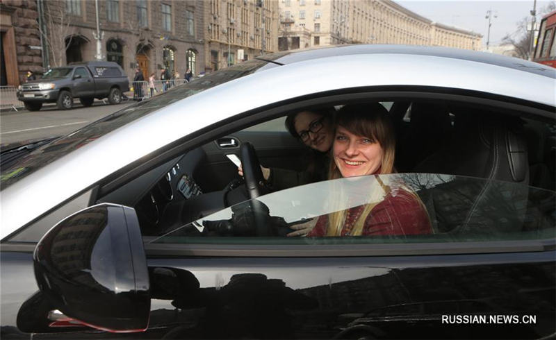 В честь 8 Марта в Киеве состоялось традиционное женское авторалли