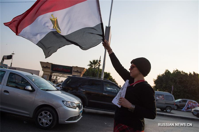 Сторонники бывшего президента Египта Хосни Мубарака собрались возле военного госпиталя "Аль Маади" в знак его поддержки