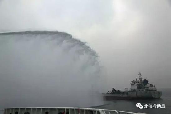 В Восточном Китае три человека пропали без вести в результате аварии танкера