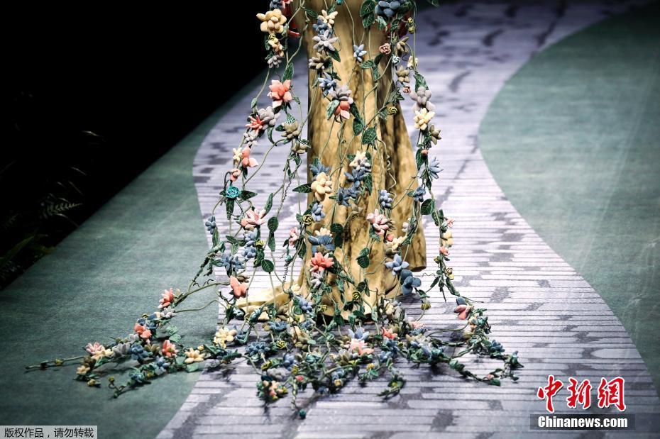 На китайской Неделе моды прошел показ свадебных платьев на тему “суккулентов” 