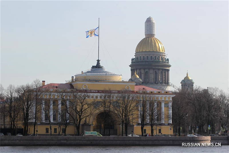 Из-за траура на зданиях в Петербурге приспущены флаги