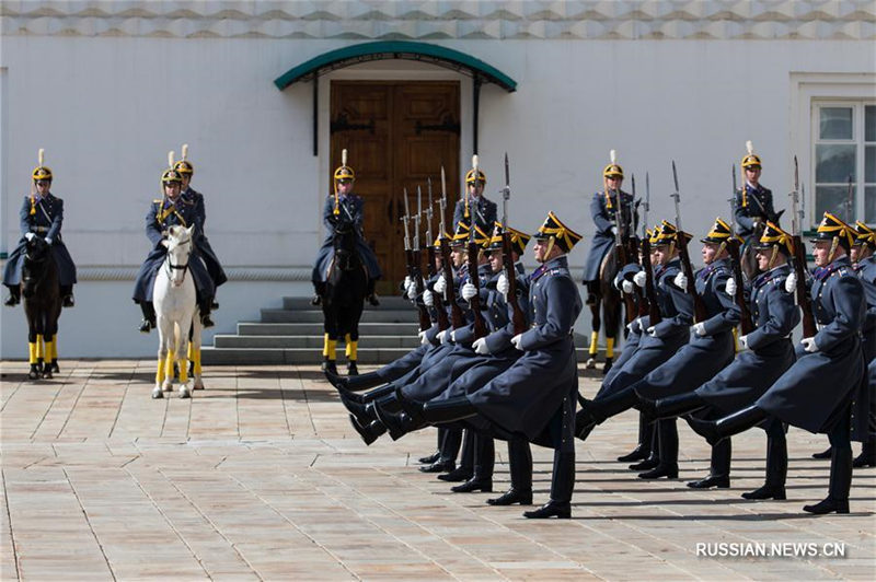 Церемония развода пеших и конных караулов Президентского полка в Московском Кремле