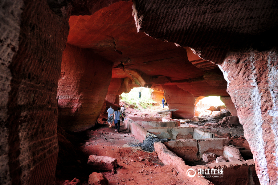 В китайской провинции Чжэцзян обнаружена огромная каменная пещера