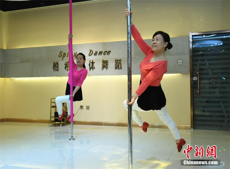 67-летняя китаянка танцует на пилоне