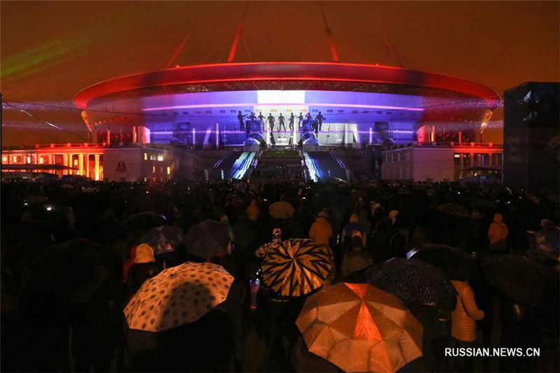 Фестиваль света, посвященный российскому спорту и истории футбола, на новом стадионе Санкт-Петербурга