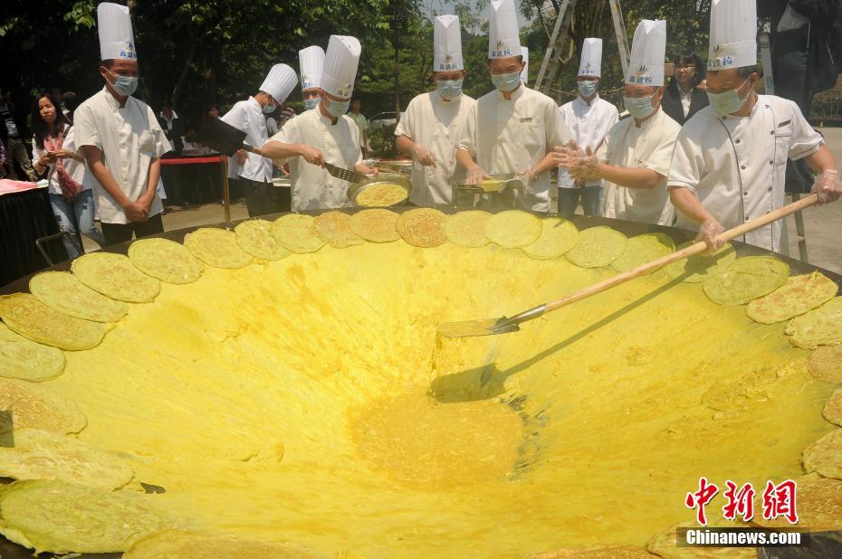 В Китае приготовили яичницу диаметром в 3 метра