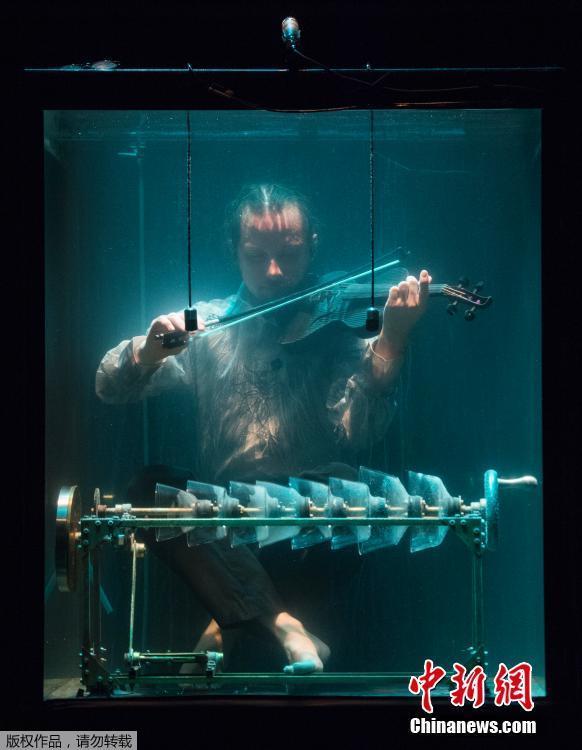Первая в мире подводная музыкальная группа выступит с концертом в Роттердаме