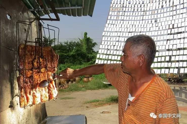 В Таиланде мужчина жарит мясо солнечным светом