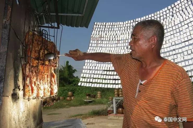 В Таиланде мужчина жарит мясо солнечным светом