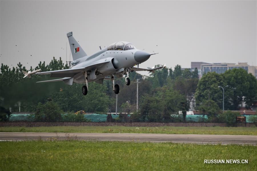 Китайский учебно-боевой истребитель JF-17B успешно провел свой первый полет
