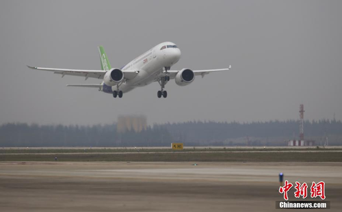 Китайский авиалайнер C919 впервые поднялся в воздух