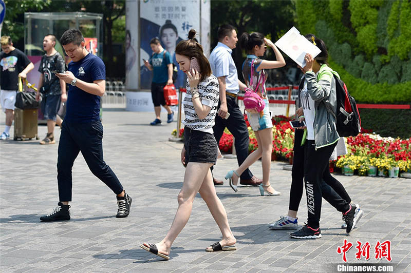 В Пекине наступила жара, температура воздуха местами превышает 35 градусов Цельсия