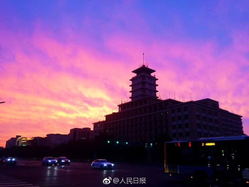 После дождя в Пекине появилась чарующая вечерняя заря