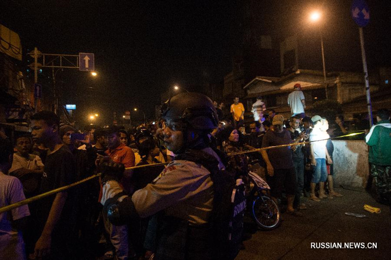 В результате двух взрывов в Индонезии погибли пять человек