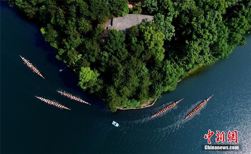 Состязание лодок-драконов прошло на озере Шиянь в городе Чанша