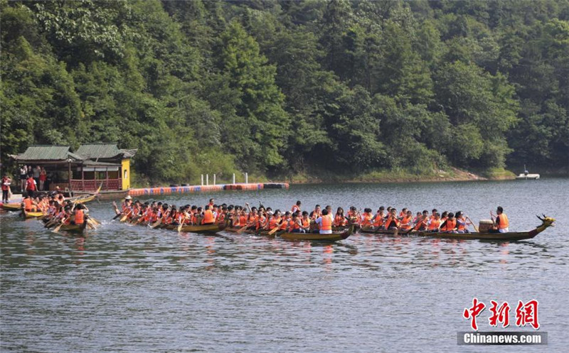 Состязание лодок-драконов прошло на озере Шиянь в городе Чанша