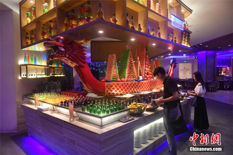 В китайском "морском" ресторане можно полюбоваться выступлением русалок