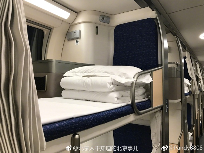Новый двухэтажный высокоскоростной поезд вступил в эксплуатацию в Пекине