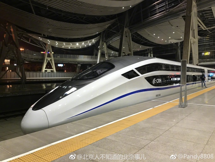 Новый двухэтажный высокоскоростной поезд вступил в эксплуатацию в Пекине