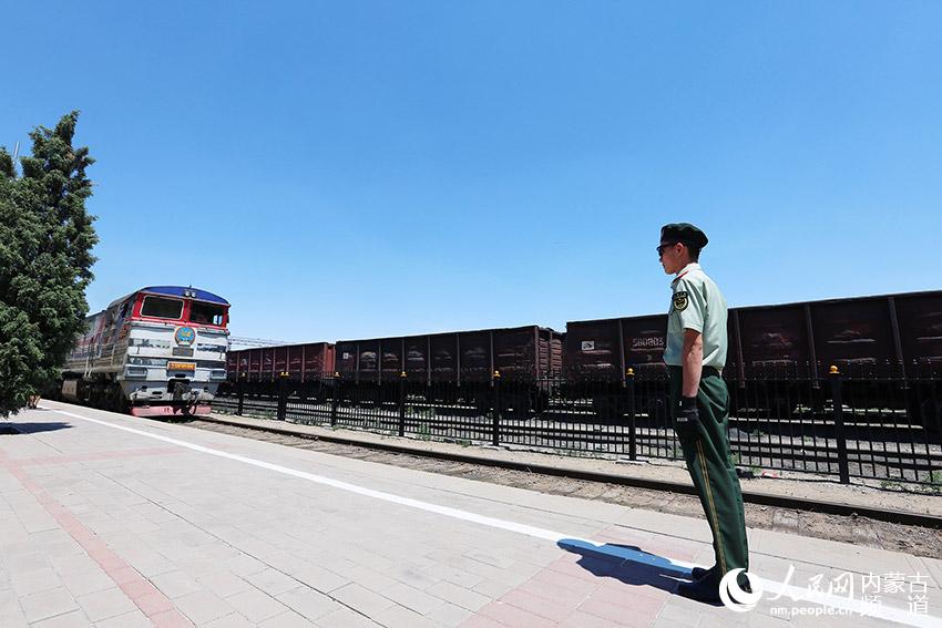 На фото: 10 июля специальный международный туристический поезд "Эрлянь", проходящий по марштуту китайско-российского "Чайного пути", через порт города Эрлянь въехал в Китай.