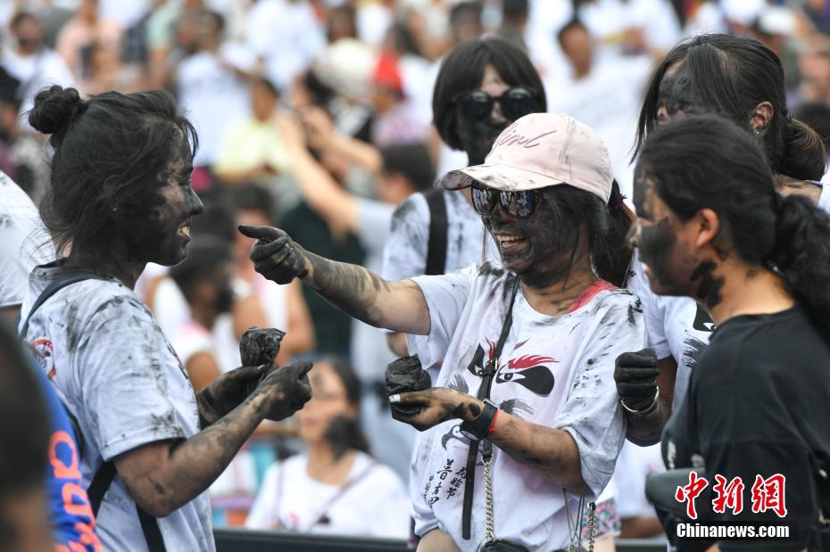В провинции Юньнань прошел Фестиваль раскрашенных лиц