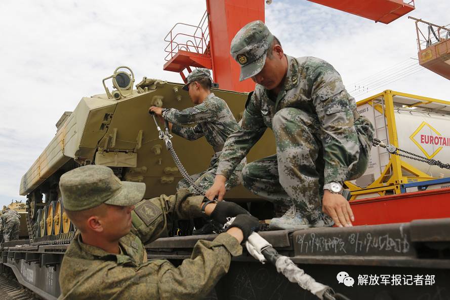 Оружие и техника иностранных войск доставлены в Китай для участия в Международных армейских играх - 2017
