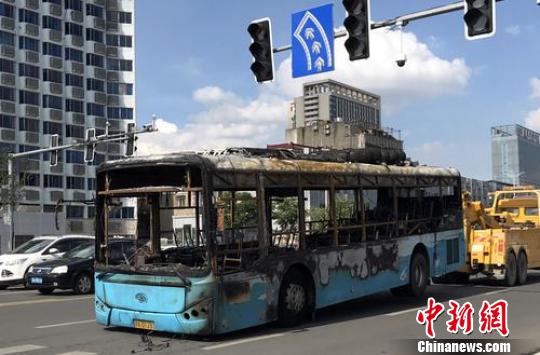 Водительница автобуса получила 100 тыс. юаней за спасение пассажиров