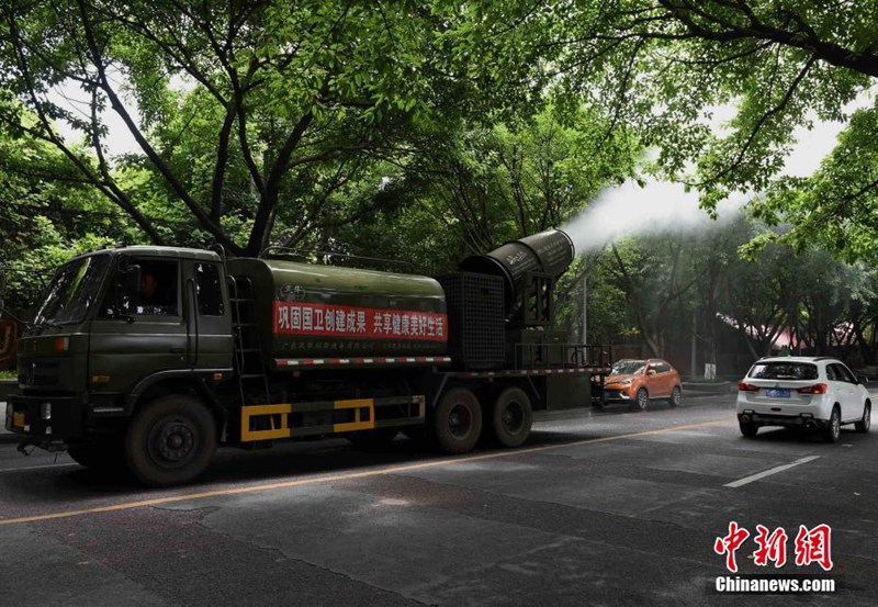 В Чунцине поливальная машина опрыскивает улицы города, чтобы снизить температуру воздуха.