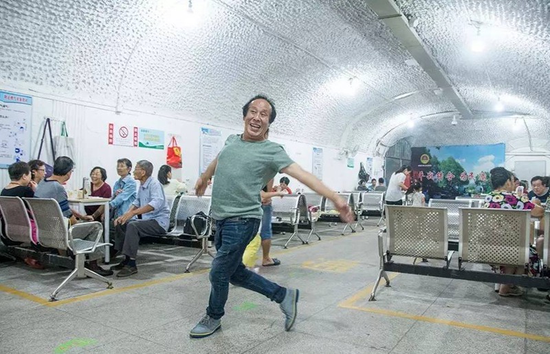 В Ханчжоу провинции Чжэцзян один житель устроил танцы в бомбоубежище, так как в городе слишком жарко, а в укрытии прохладно и комфортно, поэтому многие жители приходят сюда охладиться в жару. 