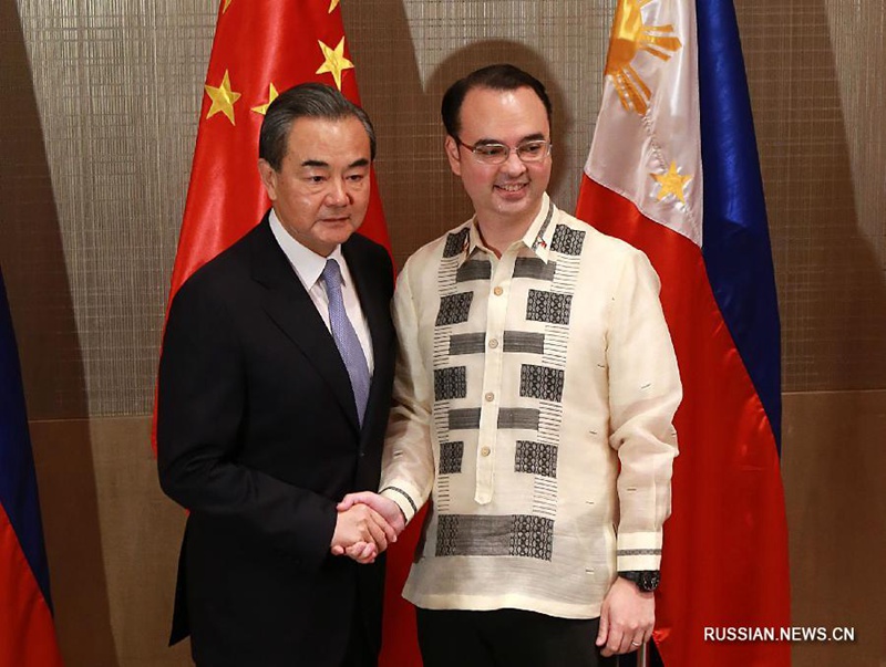 Ван И провел переговоры с министром иностранных дел Филиппин П.Кайетано