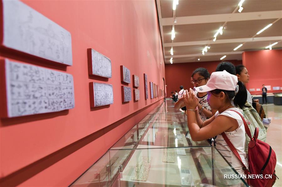 Выставка "Древняя литература национальных меньшинств Китая" открылась в Пекине