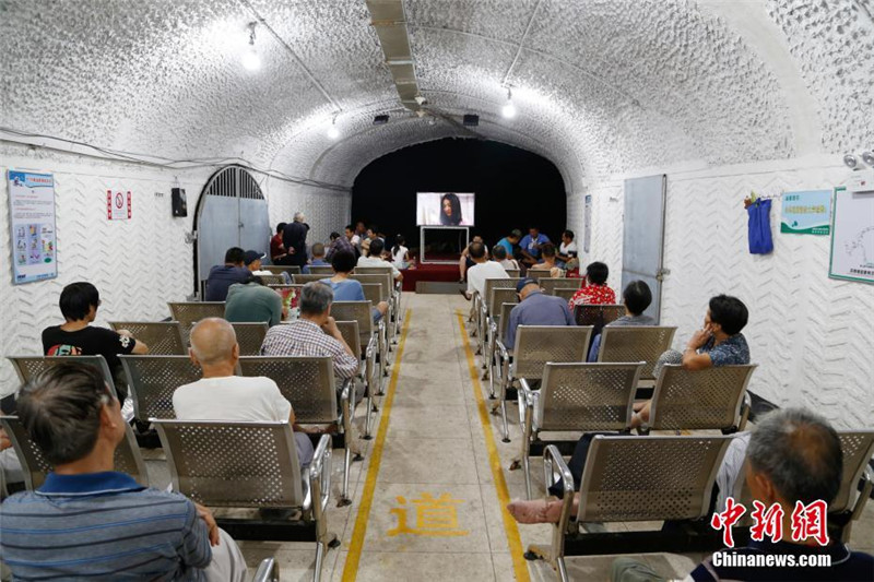 На фото: 26 июля, местные жители  смотрят телевизор в убежище гражданской обороны.