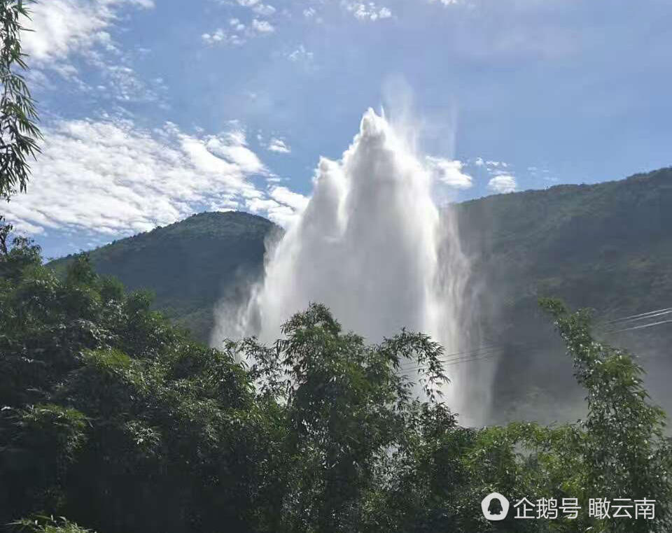 Чудо в провинции Юньнань: вода "стреляет" в небо