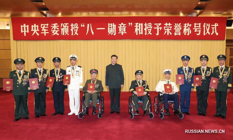 Си Цзиньпин подписал указ о награждении военных офицеров