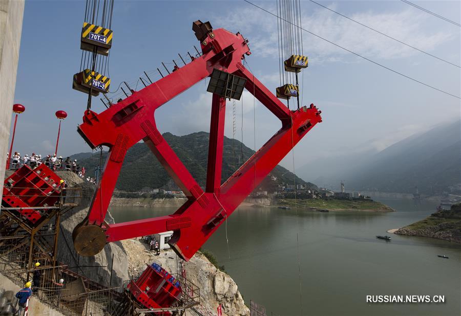 В уезде Цзыгуй установлена первая секция стальной арки нового автомобильного моста через реки Янцзы и Сянси