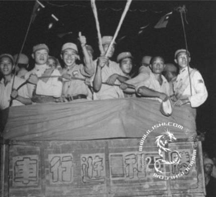 Японский император Хирохито объявил о подписании высочайшего манифеста, означавшего прекращение военных действий, официально заявив о безоговорочной капитуляции. Несколько тысяч людей в Чунцине приняли участие в параде победы, вся страна радовалась победе. 
