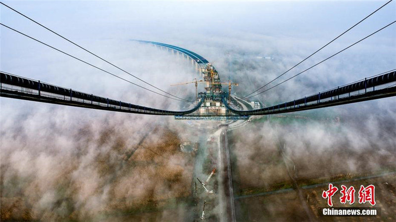 Самый длинный в Китае по пролету подвесной мост со стальной решётчатой балкой сомкнулся