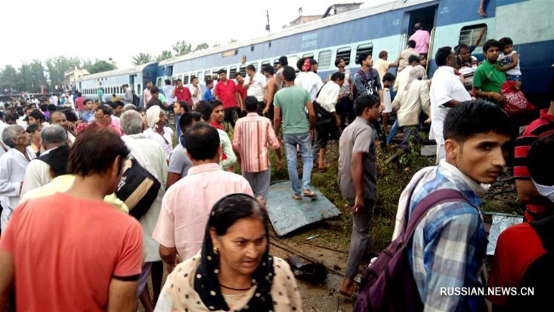 В индийском штате Уттар-Прадеш поезд сошел с рельсов, 10 человек погибли