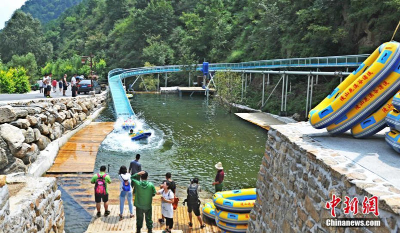 Стеклянный водный аттракцион на высоте 1000 м открылся в провинции Хэбэй