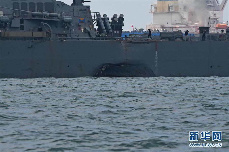 На борту столкнувшегося с танкером американского эсминца обнаружены человеческие останки