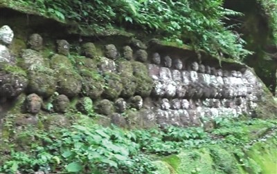 Десять каменных статуй Будды династии Мин оказались обезглавлены в китайском городе Лэшань