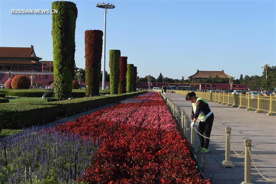 В преддверии Национального праздника КНР площадь Тяньаньмэнь украшают цветами