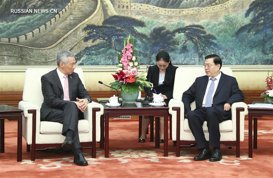 Чжан Дэцзян и Ван Цишань поочередно встретились с премьер-министром Сингапура Ли Сиен Луном
