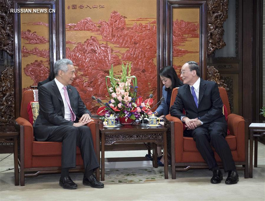 Чжан Дэцзян и Ван Цишань поочередно встретились с премьер-министром Сингапура Ли Сиен Луном