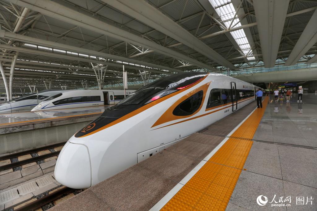 Поезда «Фусин» по маршруту Пекин-Шанхай развивают скорость 350 км/ч