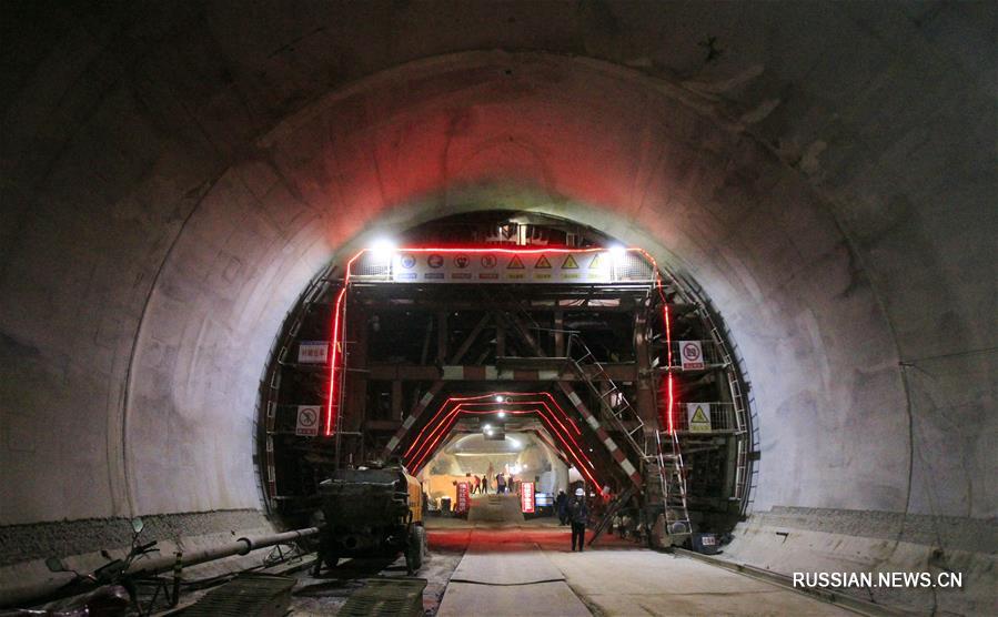 На северо-западе Китая завершена проходка первого тоннеля железнодорожной магистрали Иньчуань -- Сиань