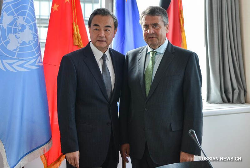 Министр иностранных дел КНР Ван И встретился с главой МИД Германии Зигмаром Габриэлем