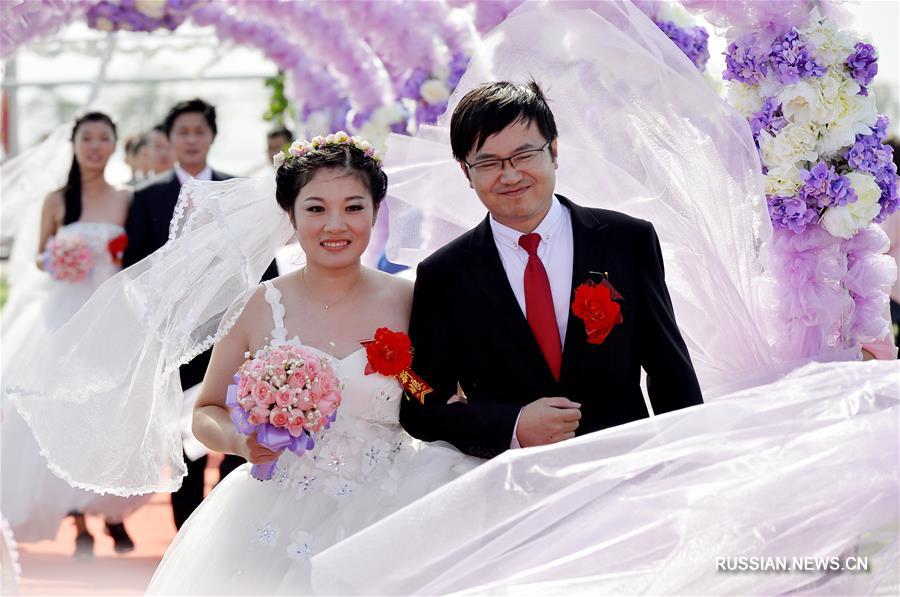 Коллективная свадьба для работников металлургического гиганта в провинции Хэбэй